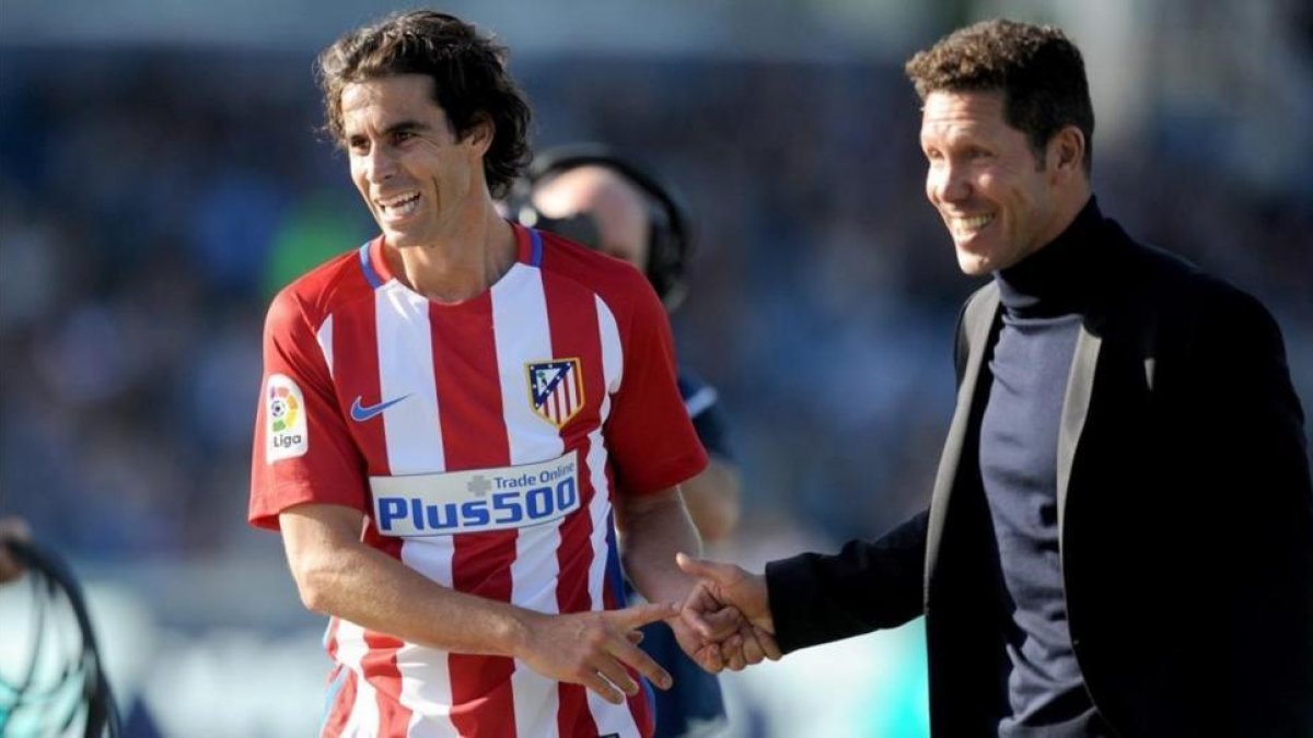 Simeone y Tiago, durante el partido disputado por el Atlético contra el Melbourne Victory en Australia.-JOE CASTRO / EFE