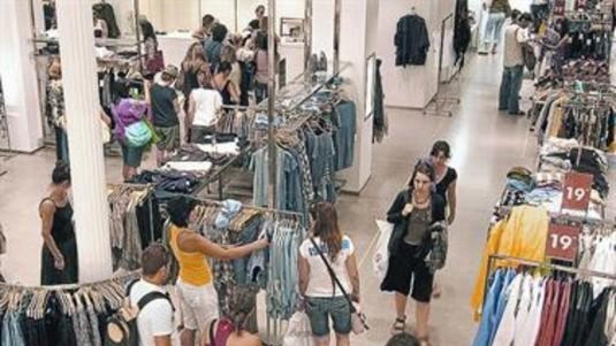 Interior de unos grandes almacenes el primer fin de semana con rebajas de verano.-NÚRIA PUENTES
