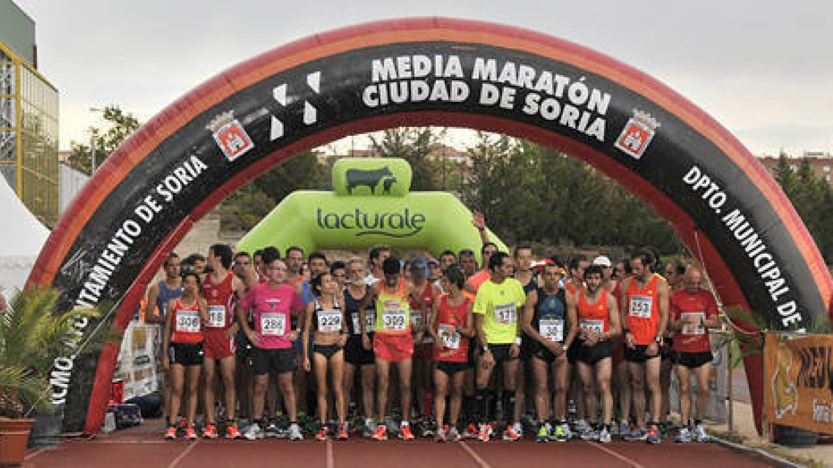 330 personas participaron en la Media Maratón de Soria. / DIEGO MAYOR-