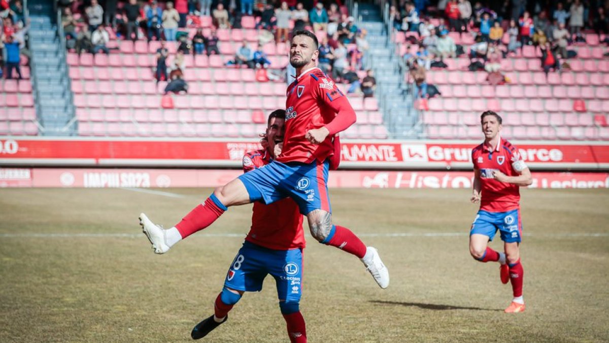 Rubén Mesa celebra uno de los dos goles que anotaba ante Nástic. GONZALO MONTESEGURO