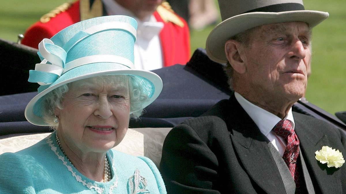 Isabel II y su marido, Felipe de Edimburgo.-EFE/LINDSEY PARNABY.