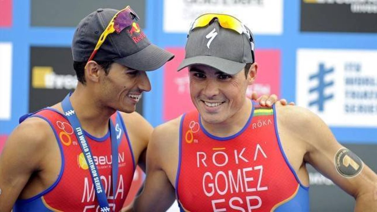 Javier Gómez Noya (derecha) y Mario Mola, en el podio de la prueba de Londres del año pasado.-EFE / GERRY PENNY