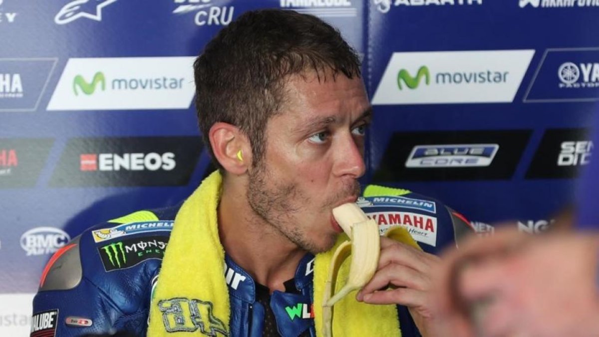 Valentino Rossi (Yamaha) se come un plátano en un descanso de los ensayos de Catar.-ALEJANDRO CERESUELA