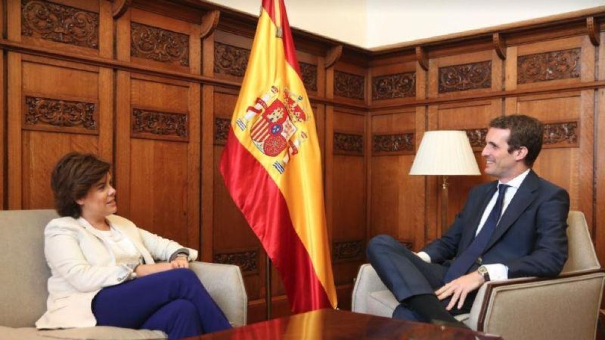 Soraya Sáenz de Santamaría y Pablo Casado, al inicio de la reunión en el Congreso de los Diputados.-EL PERIÓDICO