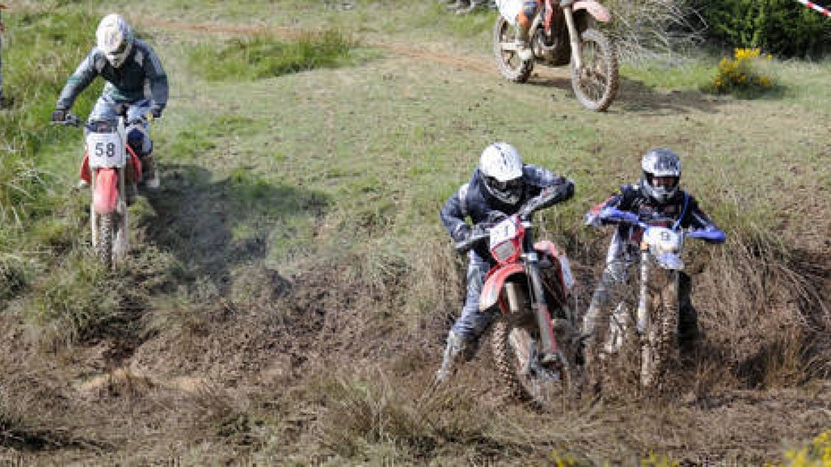 Varios pilotos durante una prueba de motocross en el circuito soriano. / ÁLVARO MARTÍNEZ-