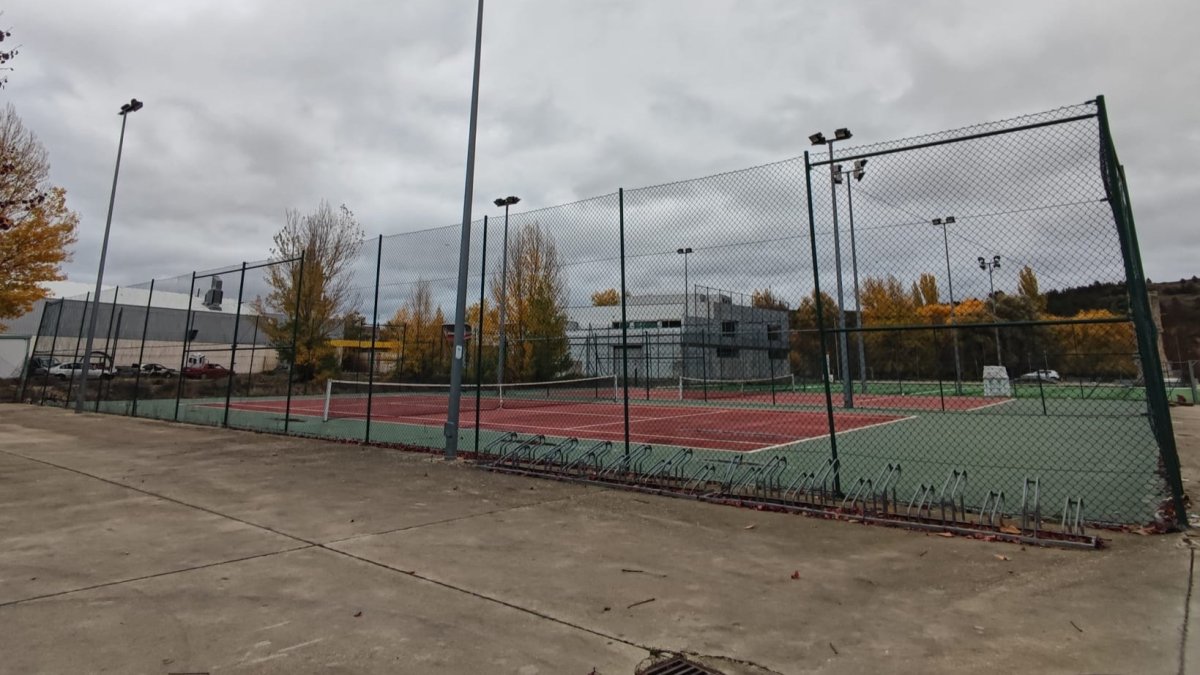 Pistas de tenis en El Burgo.-HDS
