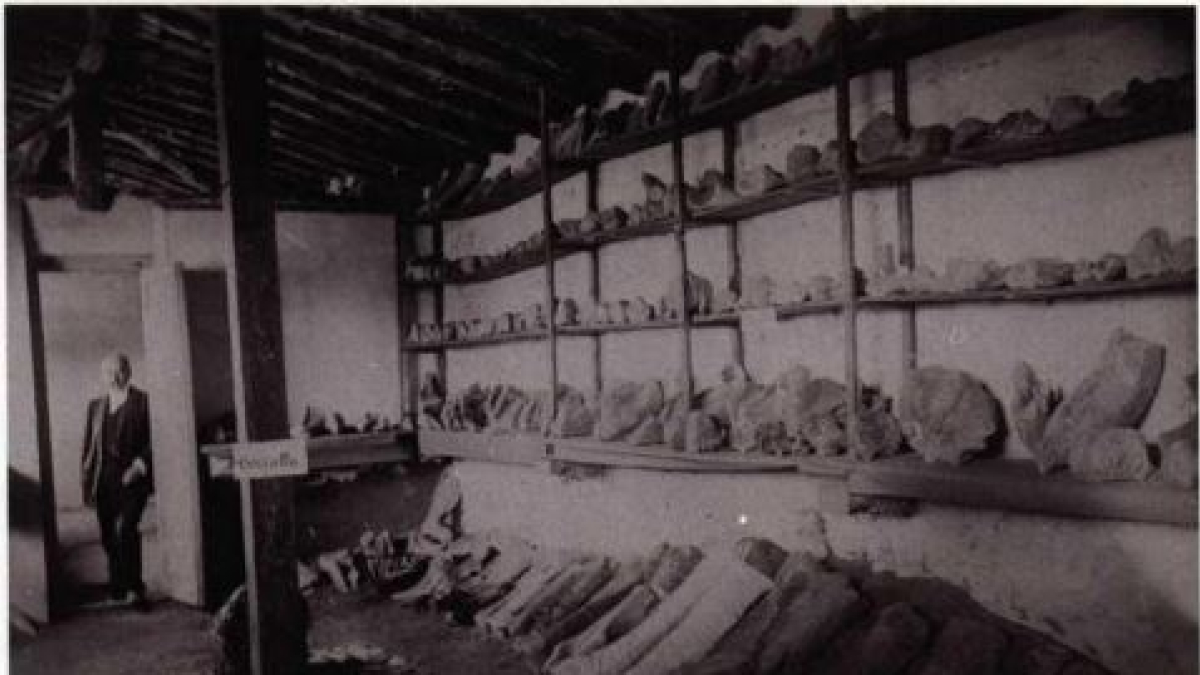 Cerralbo ante los restos procedentes del yacimiento de Torralba, provisionalmente, en el Palacio de Santa maría de Huerta. PH.P. tomo I, lám. XXVI Archivo Museo Cerralbo