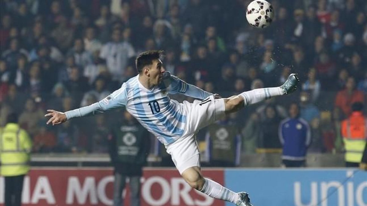 Leo Messi, durante uno de sus últimos duelos con Argentina.-AP / SILVIA IZQUIERDO