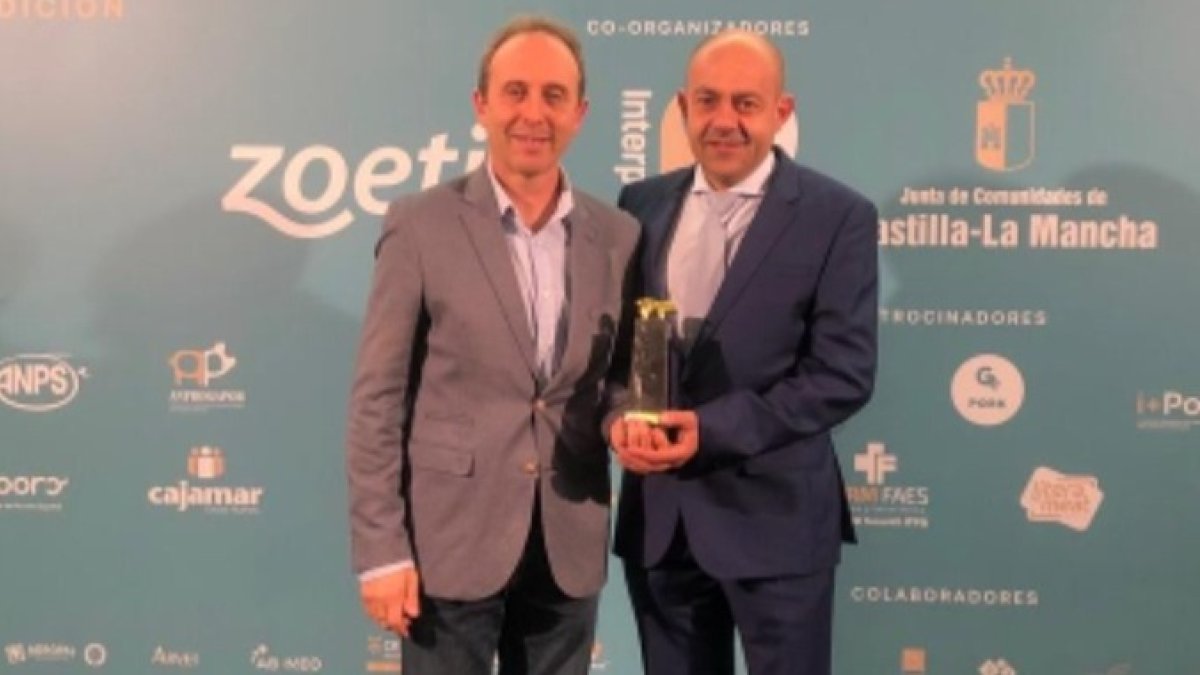 Momento de la entrega del premio.-HDS