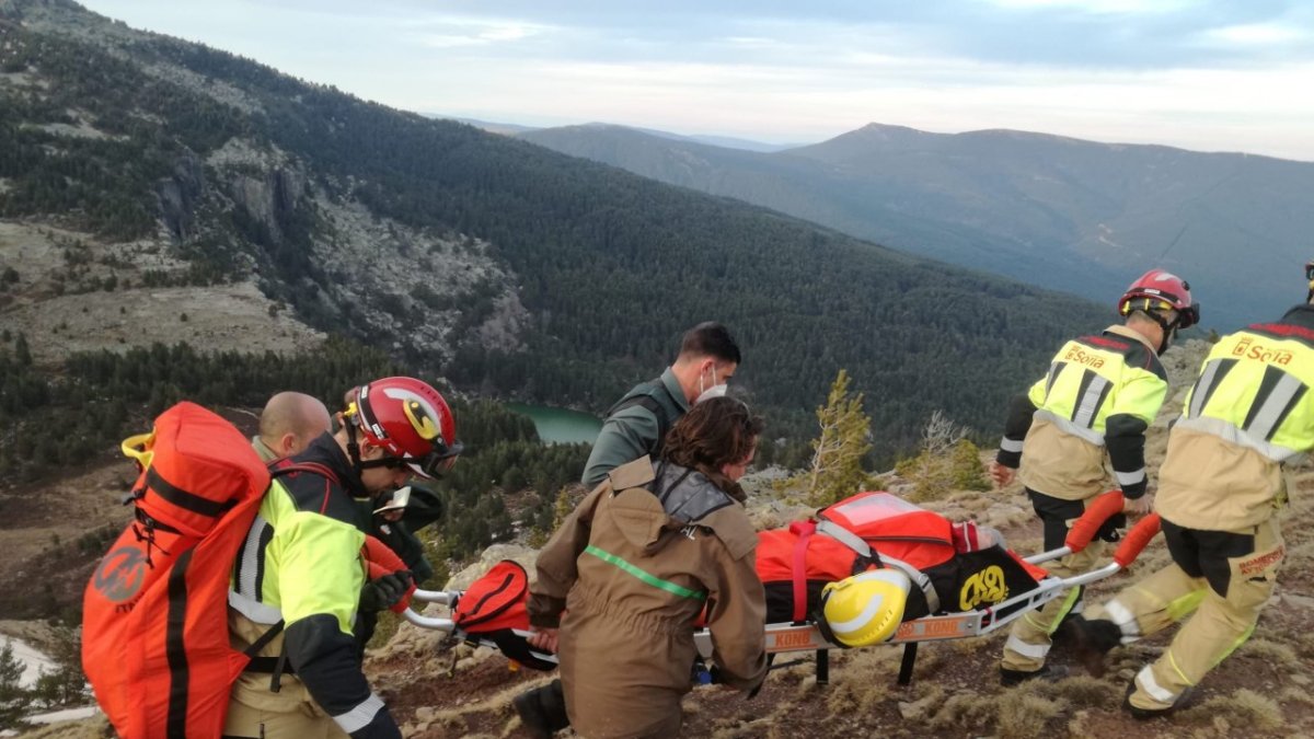 Traslado del herido en el mirador de la Laguna Negra. HDS