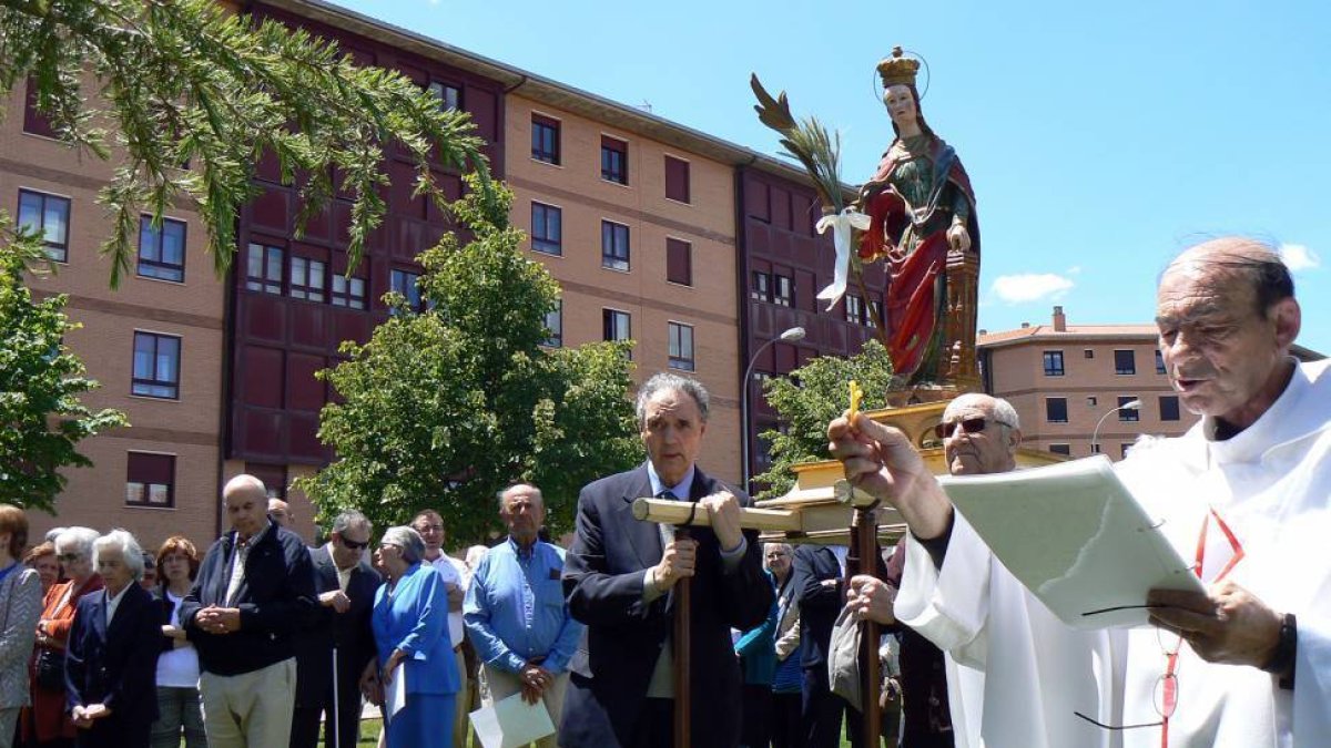 El párroco Manuel Peñalba en el comienzo de la bendición de los campos, junto a la ermita de Santa Bárbara.-P. P. S.