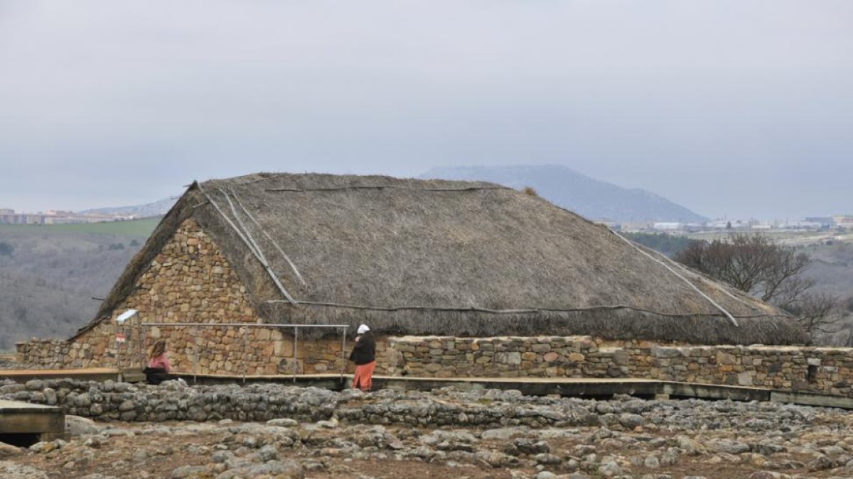 Reconstrucción en el yacimiento de Numancia.-Valentín Guisande