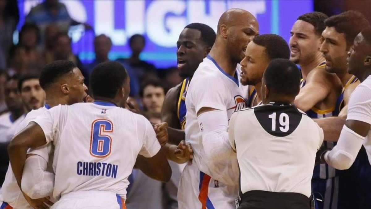 Stephen Curry y Semaj Christon provocaron la tangana del partido.-SUE OGROCKI