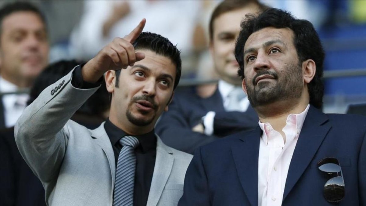 El propietario del Málaga, Abdullah Al-Thani (derecha), provocó la polémica.-EFE / JORGE ZAPATA