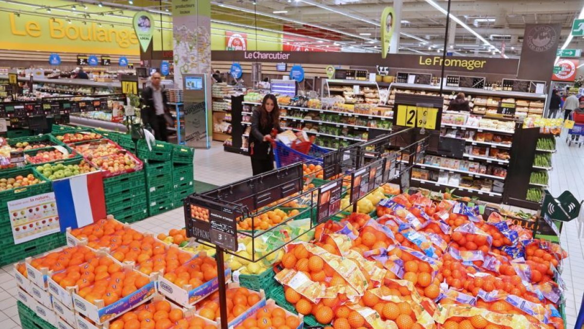 Un hipermercado Carrefour-EL PERIÓDICO