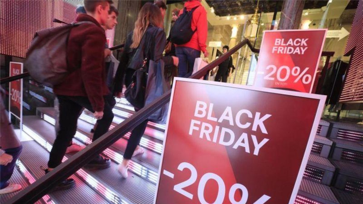 Ofertas de Black Friday en un comercio de Barcelona.-FERRAN NADEU