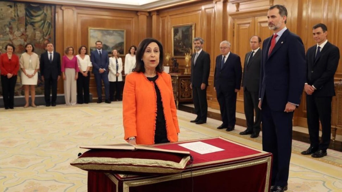 La ministra de Defensa Margarita Robles promete su cargo ante el Rey.-/ J J GUILLEN (EFE)