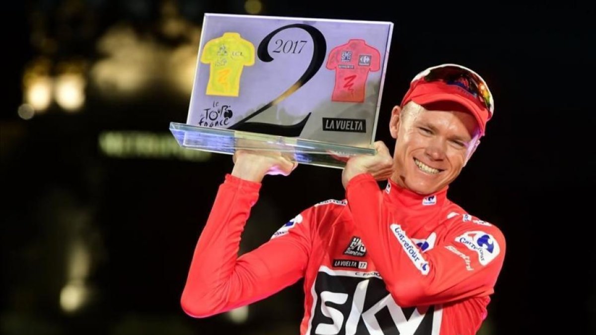 Chris Froome, con el trofeo que lo acredita como ganador este año del Tour y de la Vuelta.-AFP / JOSÉ JORDÁN