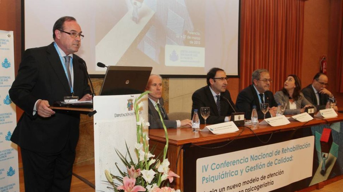 El gerente del Centro Asistencial San Juan de Dios, Bernabé Otero (I), presenta la IV Conferencia Nacional de Rehabilitación Psiquiátrica y Gestión de Calidad-Ical