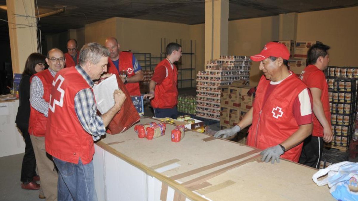 Reparto de alimentos por parte de la delegación provincial de Cruz Roja.-VALENTÍN GUISANDE