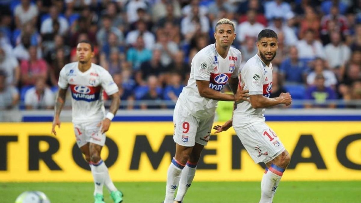 Depay, Mariano y Fekir, durante un partido contra el Estrasburgo.-/ ANDRE FERREIRA / ICON SPORT
