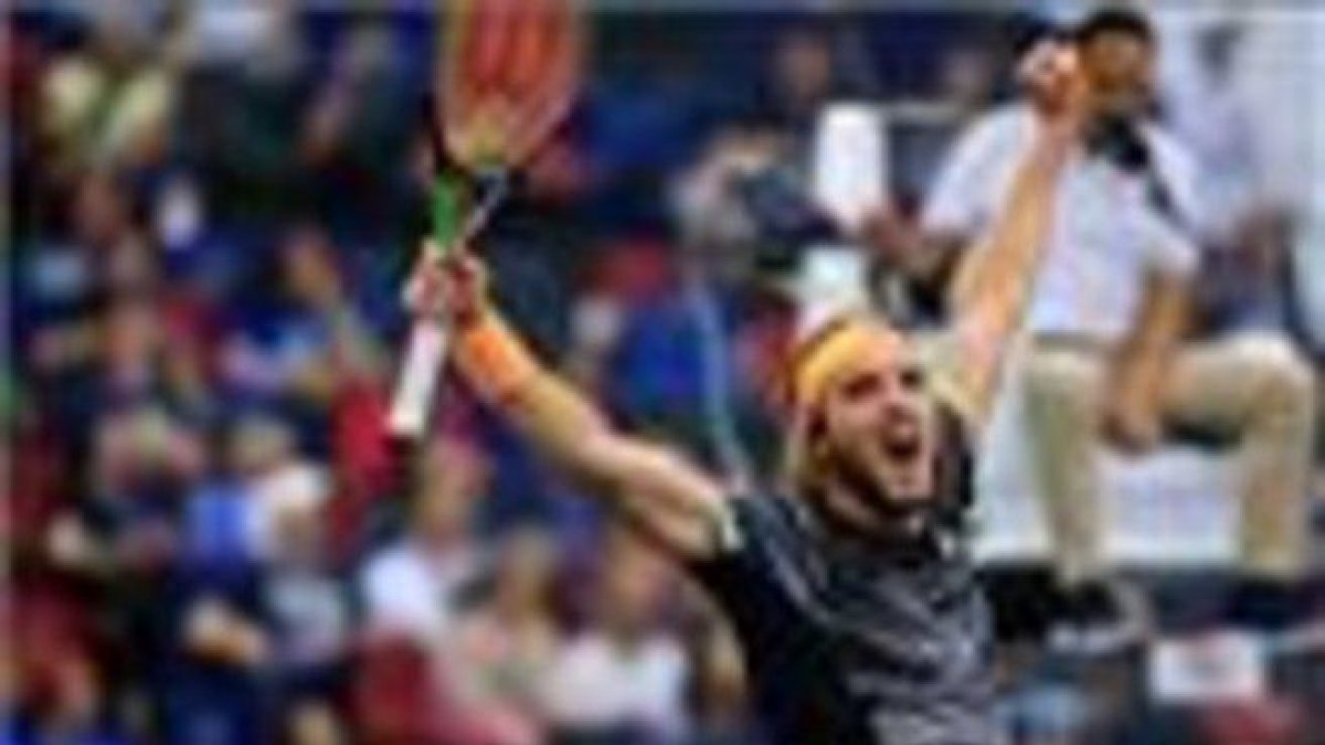 Tsitsipas celebra su triunfo ante Djokovic en Shanhái.-