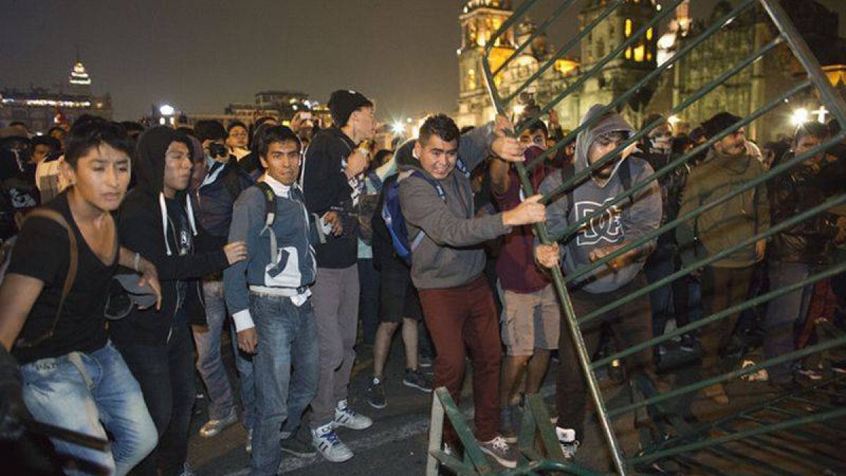 Protestas ante el Palacio Nacional en México por los 43 estudiantes de magisterio desaparecidos, este jueves.-Foto: REBECCA BLACKWELL / AP