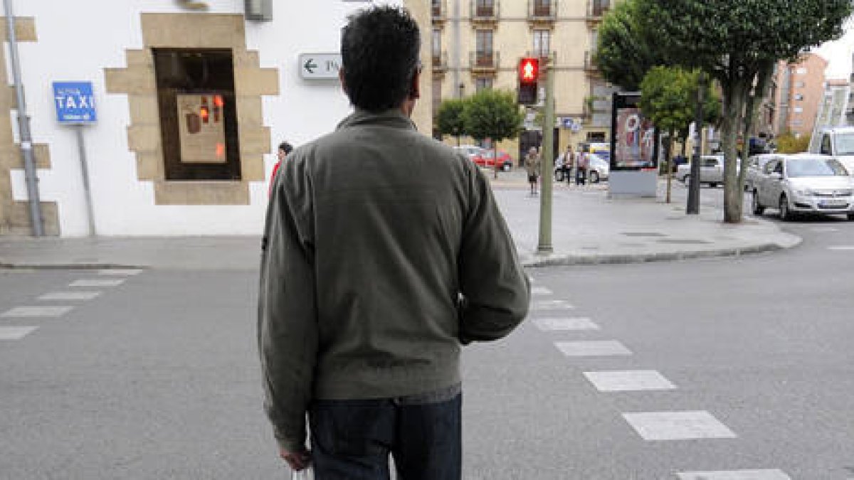 El hombre cruzó el paso de peatones con el semáforo en rojo «porque no pasaba ningún coche». / ÚRSULA SIERRA-