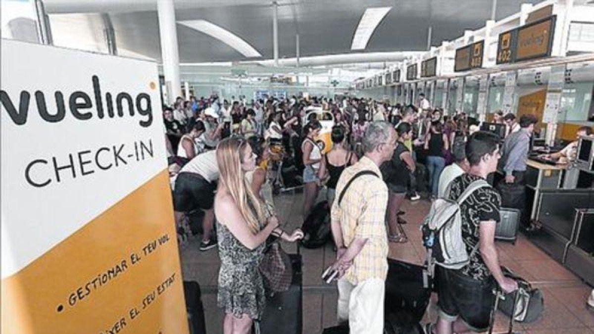 Los mostradores de Vueling de El Prat el 4 de julio.-JULIO CARBÓ
