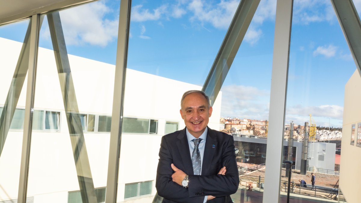 El rector de la UVa, Antonio Largo Cabrerizo, durante una visita al Campus Duques de Soria. UVA