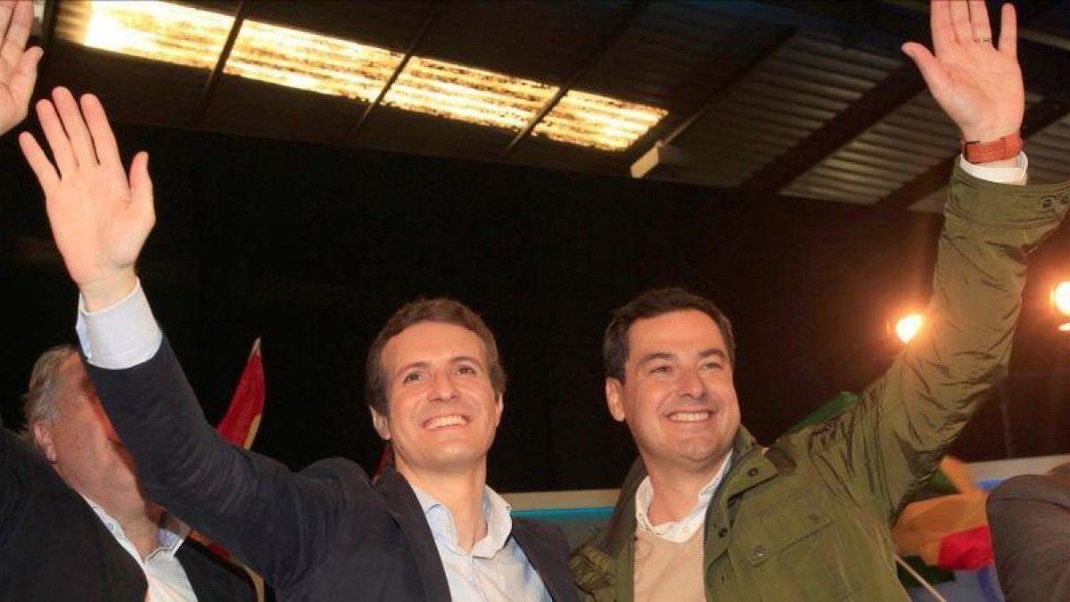 Pablo Casado y Juan Manuel Moreno, en un mitin del PP en Algeciras, el pasado 18 de noviembre.-EFE / A. CARRASCO RAGEL
