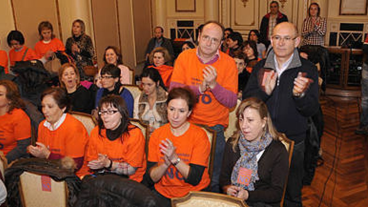 Trabajadores y miembros del Comité durante un Pleno. / VALENTÍN GUISANDE-