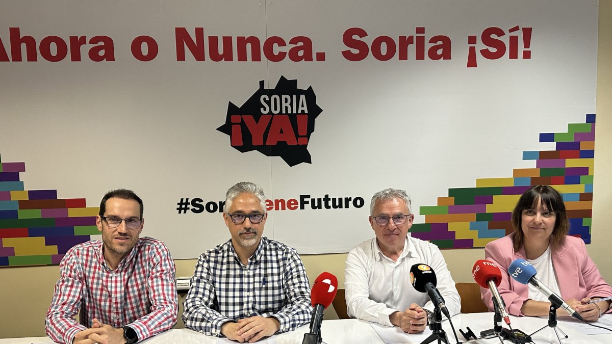 Los procuradores regionales de Soria ¡Ya!, Ángel Ceña y Vanessa García, y los miembros de la plataforma, Fernando Arévalo y Carlos Castro. HDS