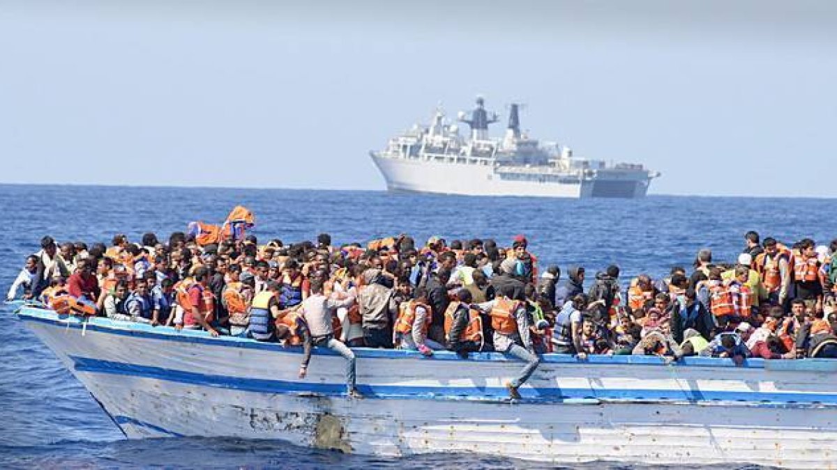Cerca de 369 refugiados viajando en un bote de madera en aguas al norte de Libia.-Foto: EFE / ET WE(CIS) LOUISE GEORGE / BRIT