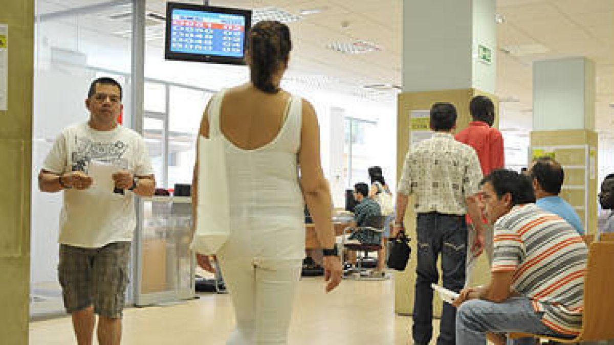 Oficina de Empleo de Soria, en una imagen tomada ayer por la mañana. / VALENTÍN GUISANDE-