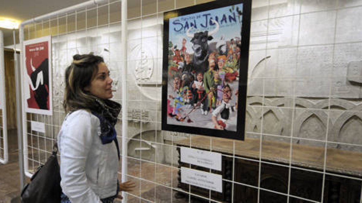 El cartel ganador ayer en el Patio de Columnas del Ayuntamiento poco después del recuento de votos. / ÁLVARO MARTÍNEZ-