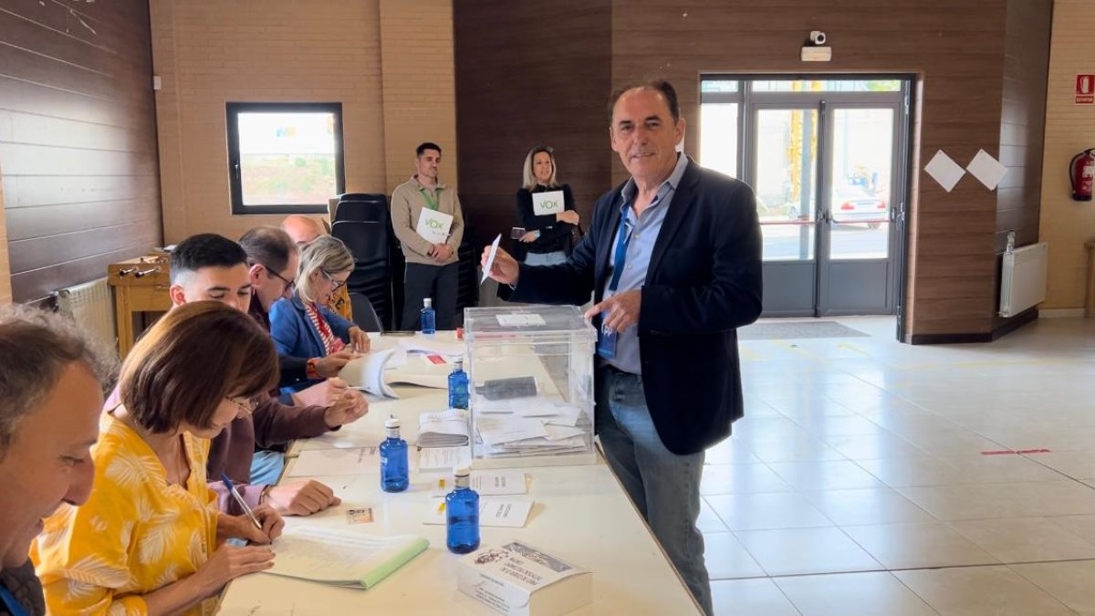 Benito Serrano votó en el Centro Cívico Las Camaretas. HDS