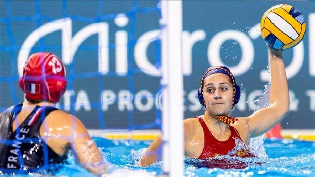 Judith Forca, a punto de disparar sobre la portería de la francesa Gaal.-