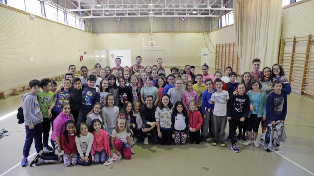 Alumnos y profesores del centro junto a Vicente Lli y sus colaboradores-VANESSA AJENJO