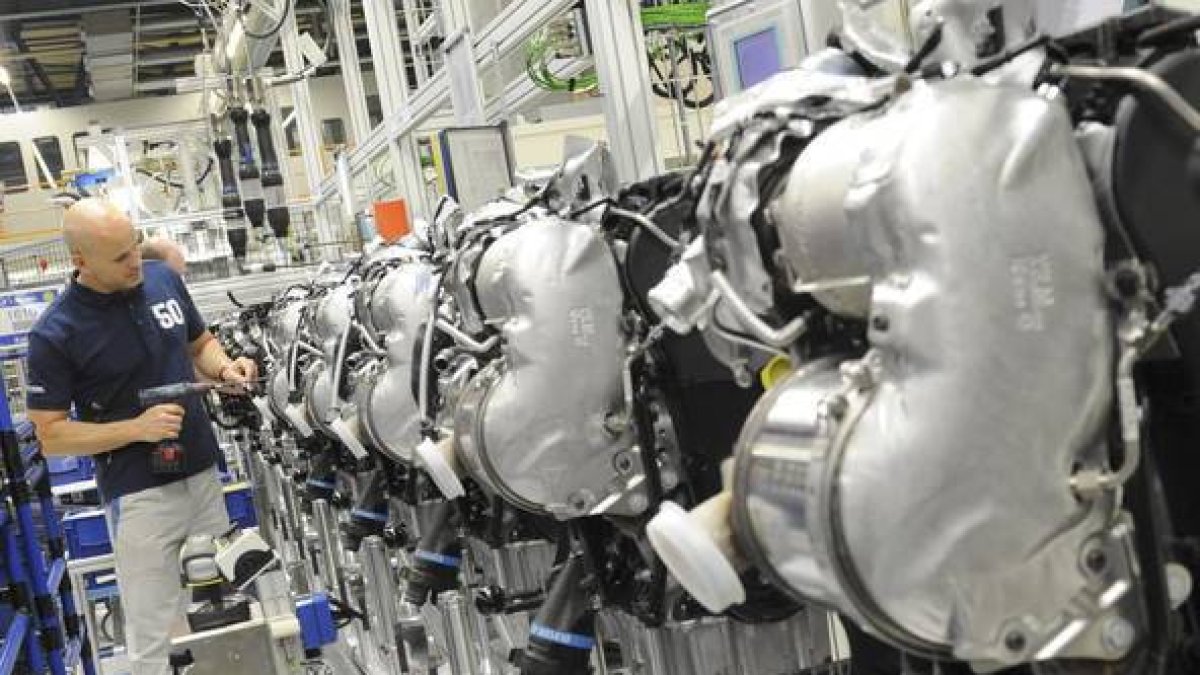Un operario de Volkswagen examina un motor diésel en la planta de la firma en Salzgitter (Alemania).-JULIAN STRATENSCHULTE / EFE