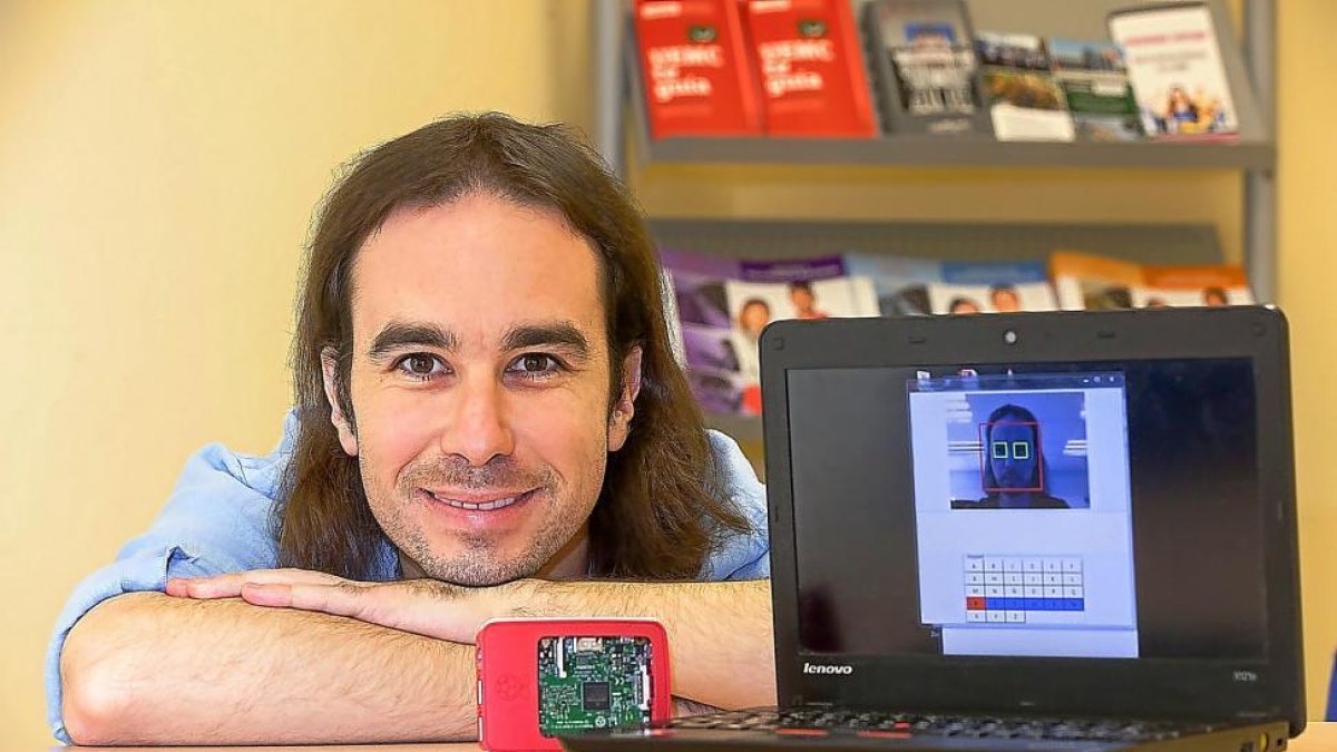 Alberto Rasillo, estudiante de Ingeniería Informática de la Universidad Europea Miguel de Cervantes, muestra el asistente de comunicación.-PABLO REQUEJO