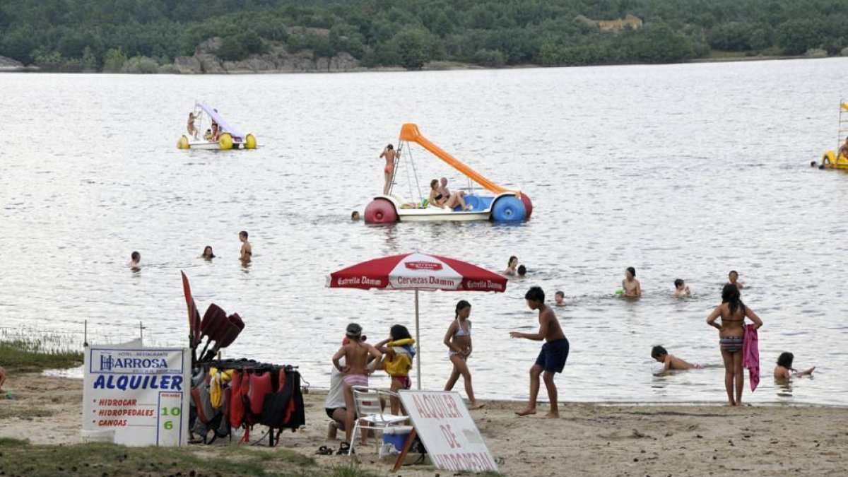 Playa Pita, una de las zonas de año más frecuentadas en verano en la provincia.-VALENTÍN GUISANDE