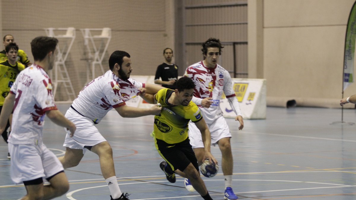 El BM Soria no pudo el pasado sábado con el BM Arroyo en el polideportivo San Andrés. Mario Tejedor.