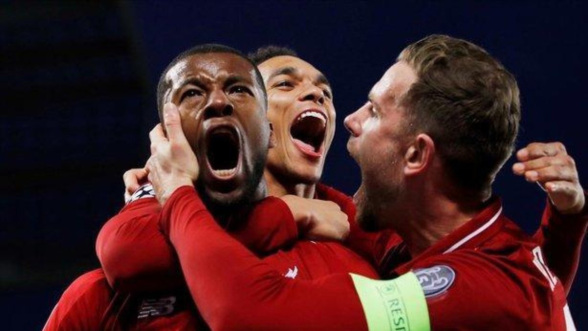 Wijnaldum celebra el tercer gol con Henderson y Alexander-Arnold.-PHIL NOBLE (REUTERS)