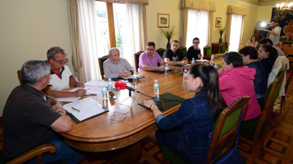 Miembros de la corporación en el pleno de San Leonardo ayer-A. M.