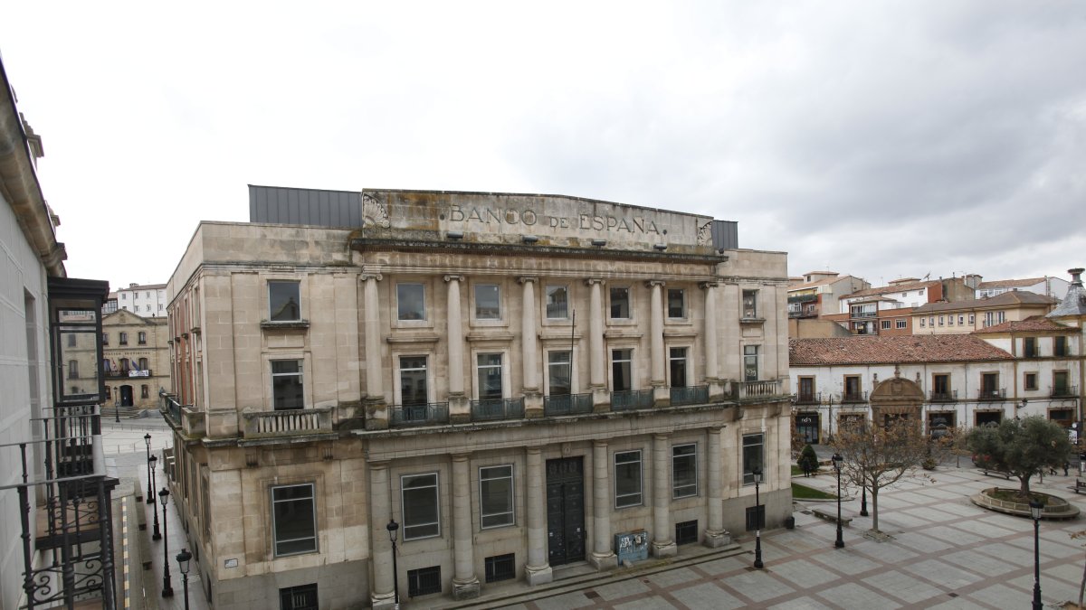 El Banco de España con el palacio de Alcántara al fondo. MARIO TEJEDOR