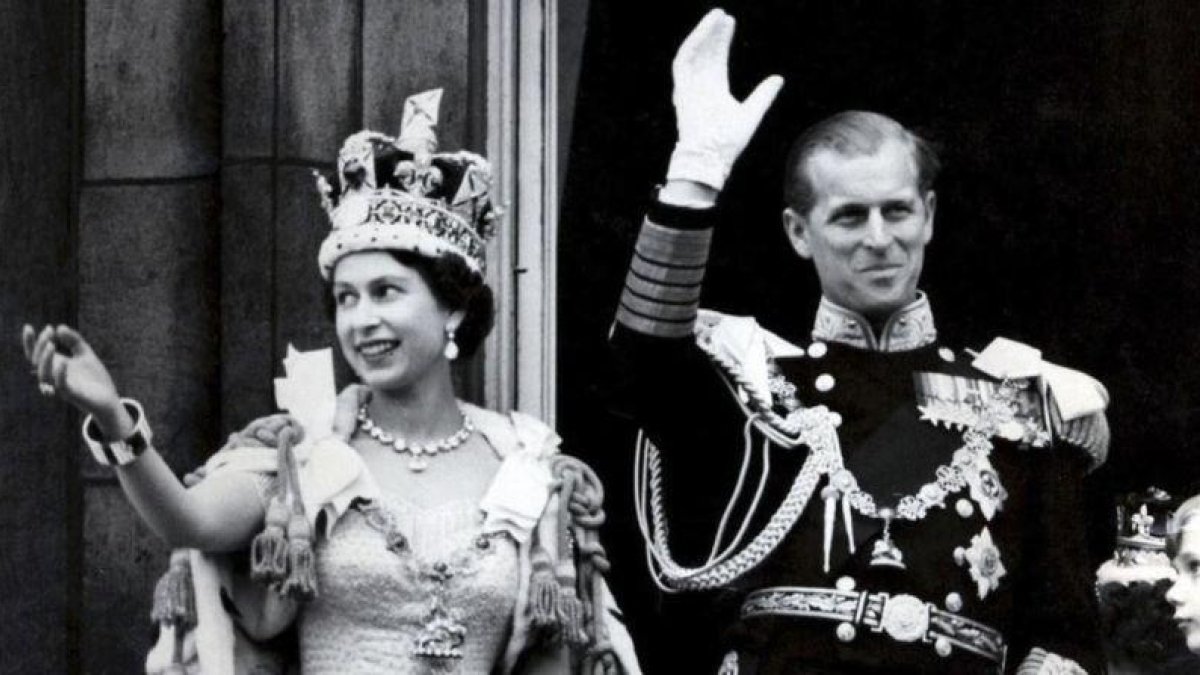 Isabel II, recién coronada, saluda junto a su marido, el duque de Edimburgo, el 2 de junio de 1953, en Londres.-EPA
