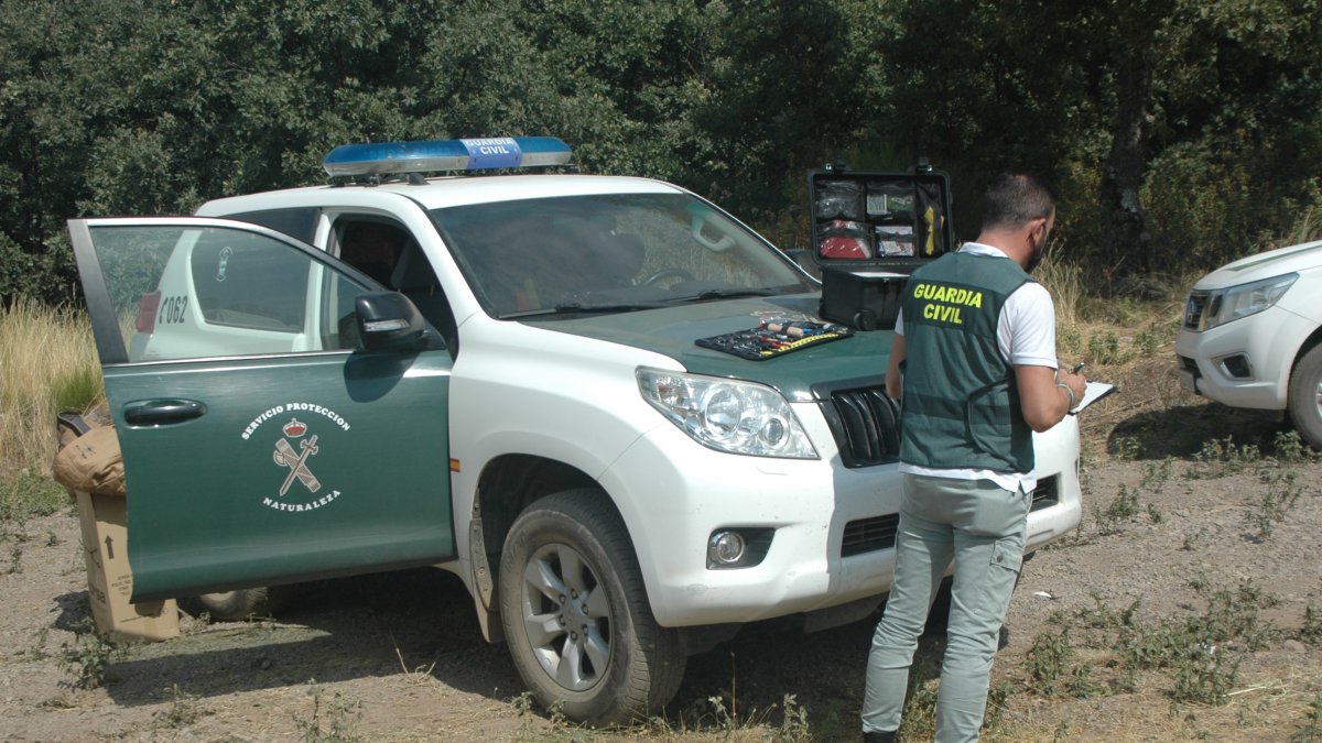 Agente de la Guardia Civil en el monte.-HDS