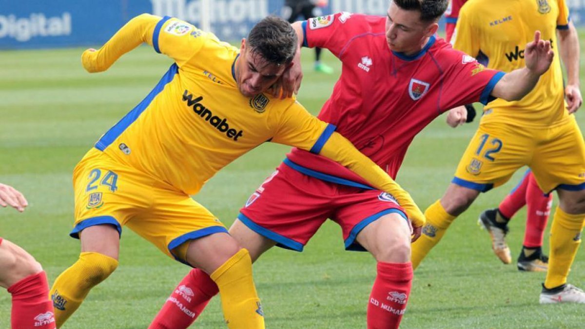 Saúl García intenta robar el balón a Asdrúbal durante el partido del pasado sábado en Alcorcón.-AREA 11