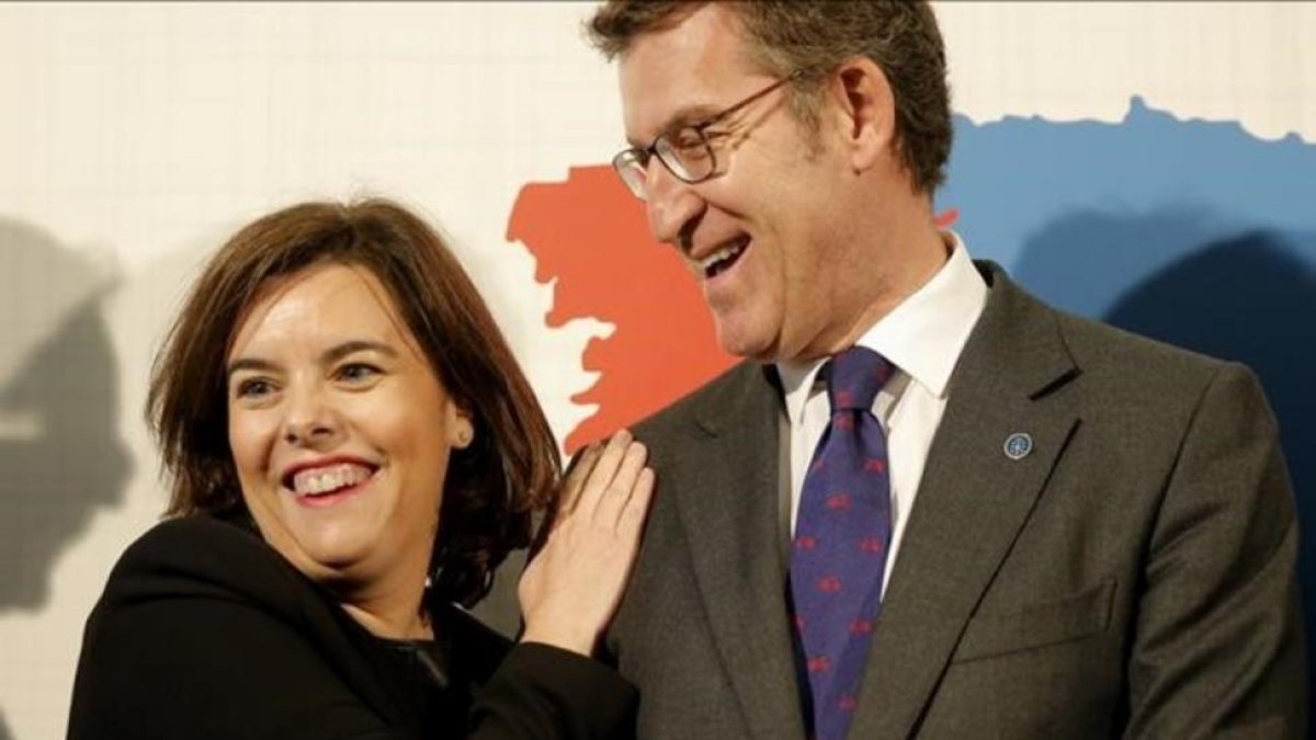 La vicepresidenta en funciones, Soraya Sáenz de Santamaría, junto al presidente gallego Alberto Núñez Feijoo.-JOSÉ LUIS ROCA